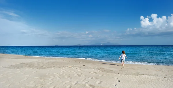 Adorable niña en una playa de arena —  Fotos de Stock