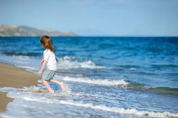 砂浜のビーチでのかわいい女の子です。 — ストック写真