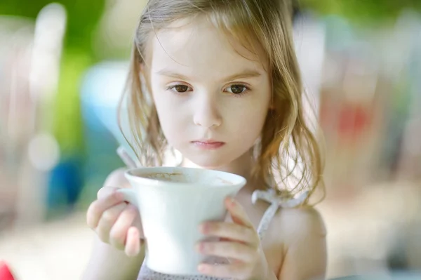 Adorabile bambina che beve cioccolata calda — Foto Stock