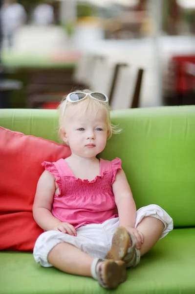 Retrato adorável menina — Fotografia de Stock