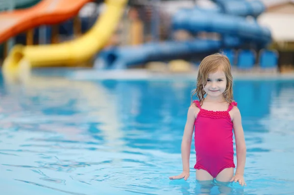 Adorável menina se divertindo em uma piscina — Fotografia de Stock