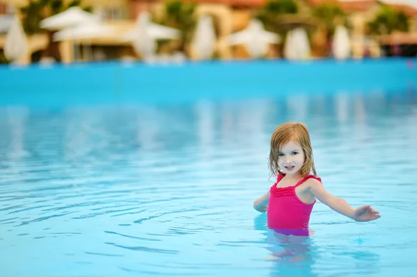 Adorable niña divirtiéndose en una piscina —  Fotos de Stock