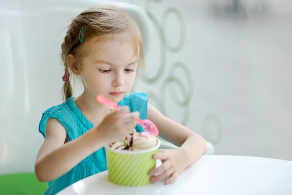 Sevimli kız dondurma yeme — Stok fotoğraf