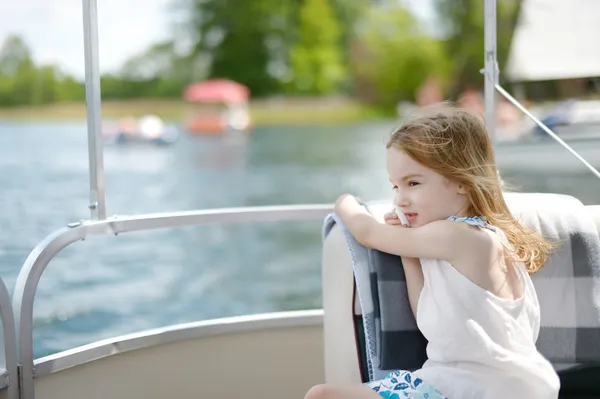 小女孩玩上一艘帆船 — 图库照片