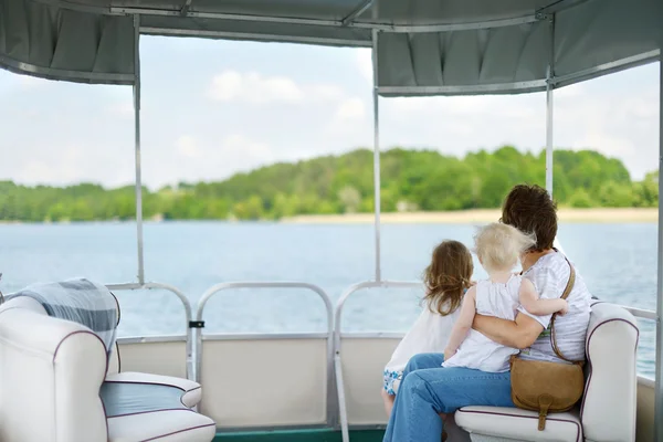 幸福的家庭乐趣上一艘帆船 — 图库照片