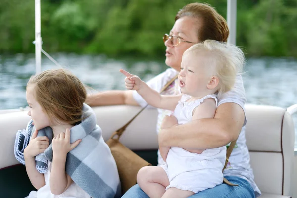 Famiglia felice divertirsi su una barca a vela — Foto Stock