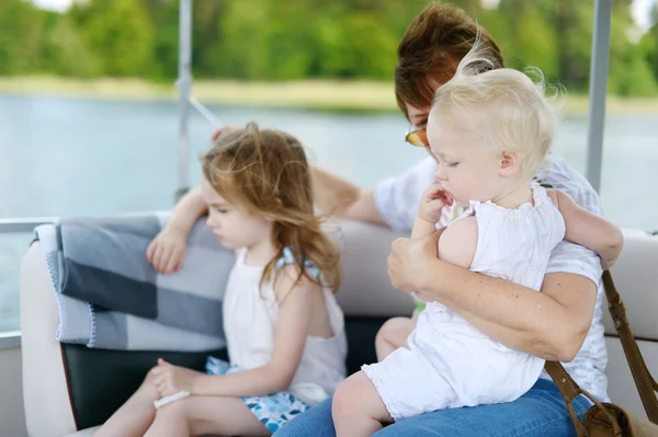 Familia feliz divirtiéndose en un velero — Foto de Stock