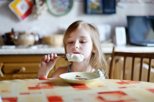 Adorable fille manger de la crème glacée — Photo