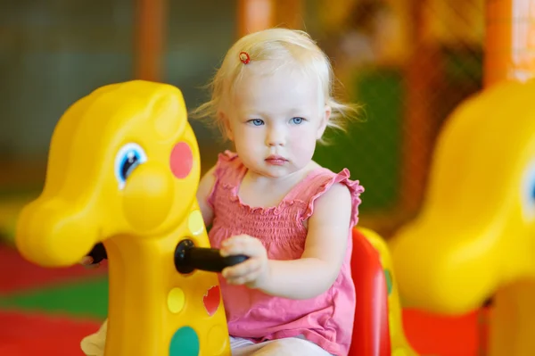 Ragazzina divertirsi al parco giochi — Foto Stock