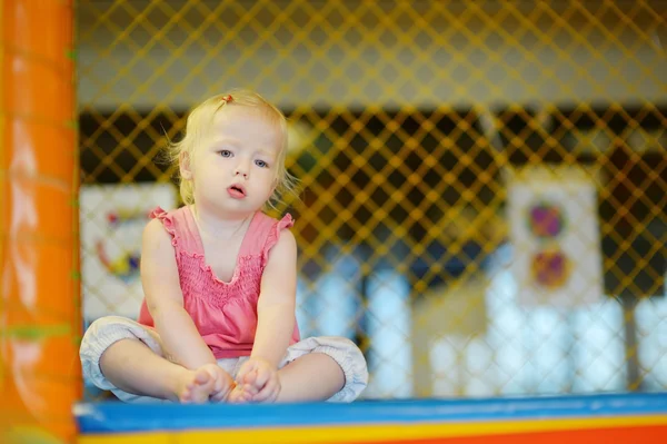 Kleines Mädchen hat Spaß auf dem Spielplatz — Stockfoto