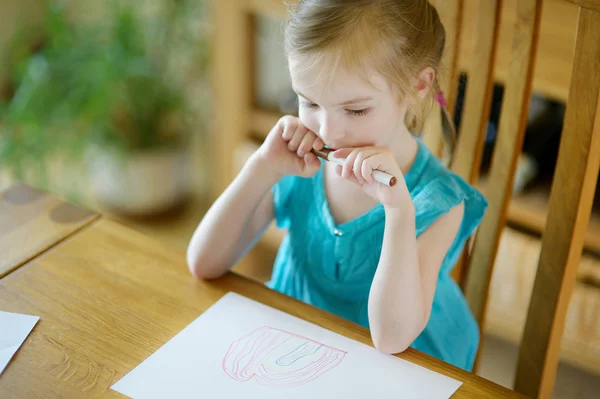 Gadis kecil yang lucu menggambar dengan pensil — Stok Foto