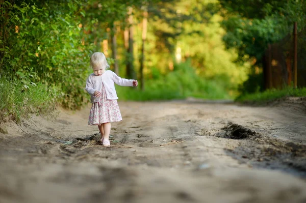 Menina ter um passeio na floresta — Fotografia de Stock