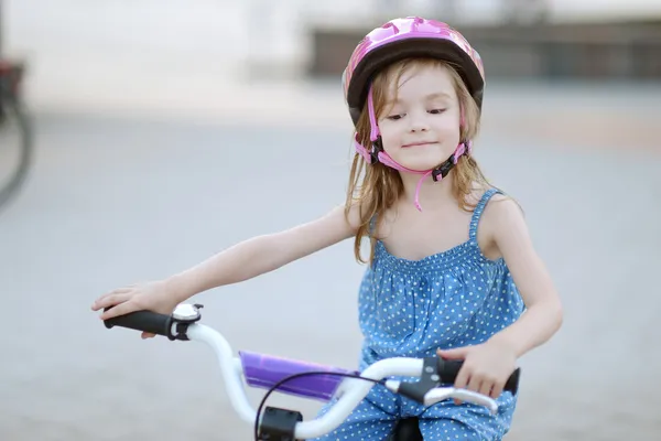 Маленькая девочка на велосипеде — стоковое фото