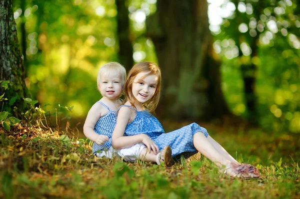 Two sisters portrait outdoors — Stock Photo, Image