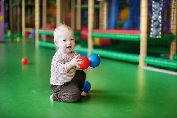 Eğlenceli bir oyun olan bir toddler — Stok fotoğraf