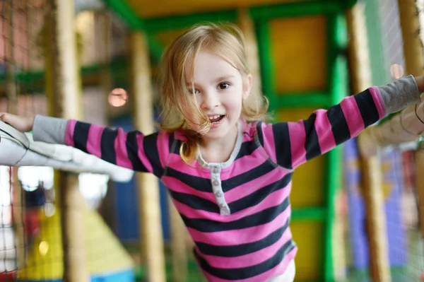 Kleines Mädchen hat Spaß auf einem Spielplatz — Stockfoto