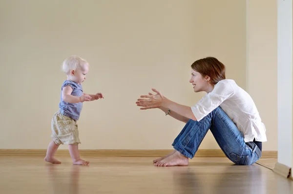 Söt baby flicka lära sig gå — Stockfoto