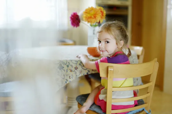 Niña comiendo porrige — Foto de Stock