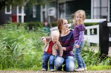 genç anne ve iki kızı