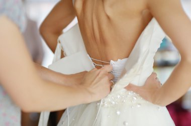 Gelin, düğün elbisesi koymak yardım