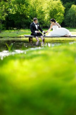 Gelin ve damat şampanya içmek