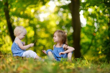 iki kız kardeş portre açık havada