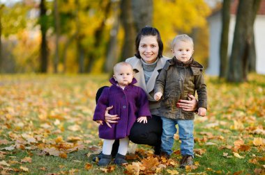op mooie herfst dag en gelukkige familie