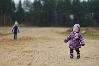 çok güzel bebek kız sonbahar gününde eğleniyor