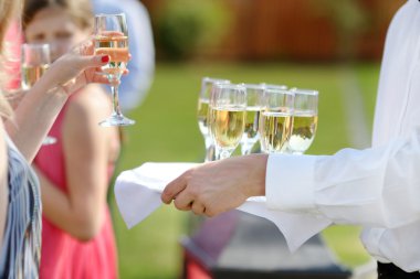 Garson yemeği şampanya bardağı ile