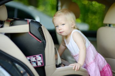 toddler kızın bir araba koltuğu