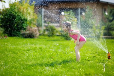 Yine de bir yağmurlama koşan kız