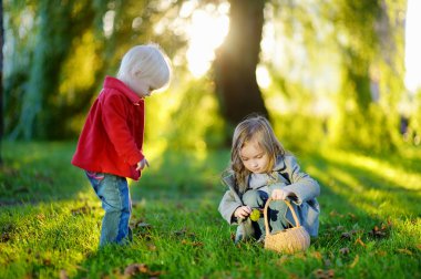 iki küçük kız dışında oynarken