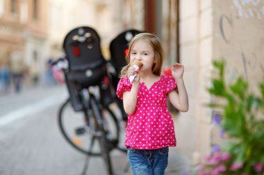 sevimli küçük kız açık havada dondurma yeme