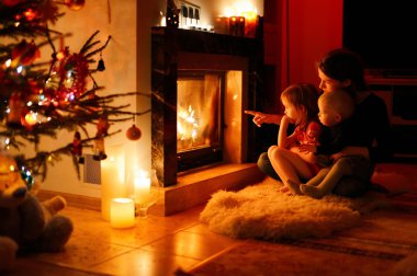 genç anne ve kızları ile bir şömine