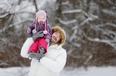genç Baba ve kızı, kış günü