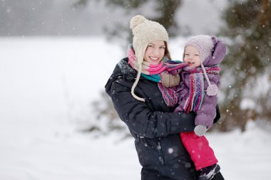 genç anne ve kızı, kış günü