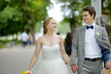 mutlu gelin ve damat kendileri zevk