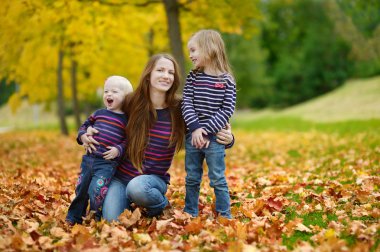 mutlu bir aile sonbahar gününde eğleniyor