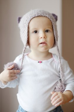 sevimli küçük kız kedicik şapkalı