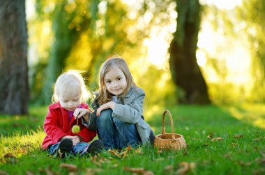 iki küçük kız dışında oynarken