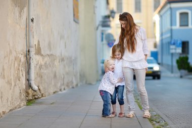 iki küçük kız kardeş ve anneleri birlikte