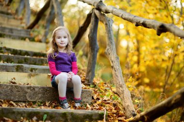 sevimli kız güzel sonbahar park eğlenmek