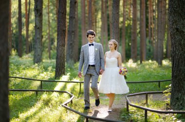 güzel gelin ve damat bir parkta