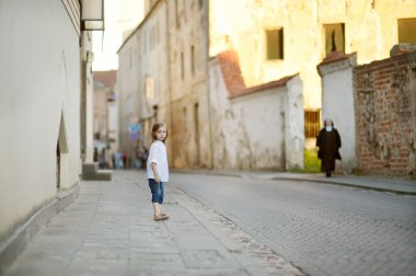 sevimli kız portre yaz at açık havada