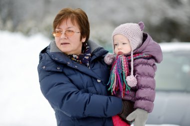 büyük annesi ve kız kış gününde