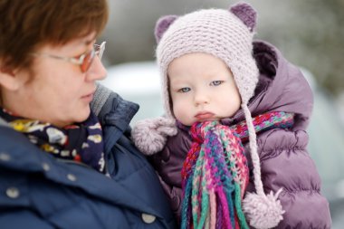 büyük annesi ve kız kış gününde