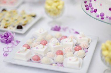 Beyaz bir plaka üzerinde renkli şekerler dekore edilmiş