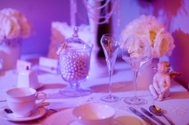 Bir etkinlik ya da düğün resepsiyonu için masa hazır.