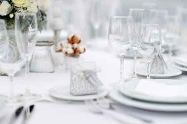 Bir etkinlik ya da düğün resepsiyonu için masa hazır.