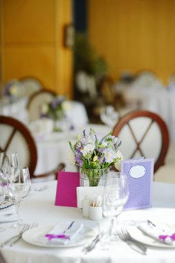Bir etkinlik ya da düğün resepsiyonu için masa hazır.